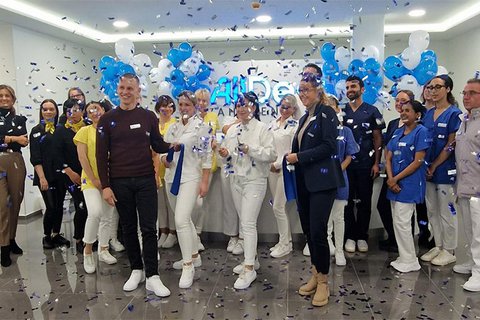 Teamfoto mit Konfetti Eröffnungsfeier AllDent Hamburg Bergedorf